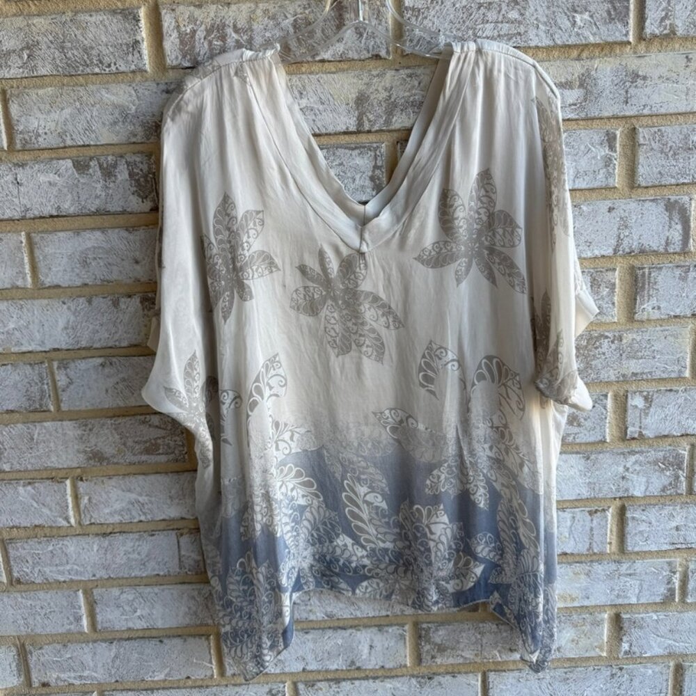 Gigi Moda Short Sleeve V-Neck Silk Leaf Print Blouse Women's Size L